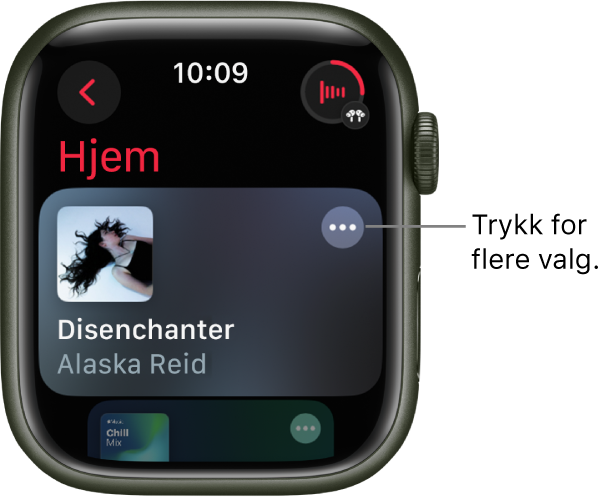 Musikk-appen viser et album på Hjem-skjermen. Det er en Flere valg-knapp til høyre. Øverst til høyre vises Spilles nå-knappen. En Tilbake-knapp vises øverst til venstre.