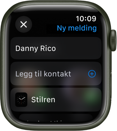 Skjermen på Apple Watch viser en urskive som deler en melding, med mottakerens navn øverst. Under vises Legg til kontakt-knappen og navnet på urskiven.