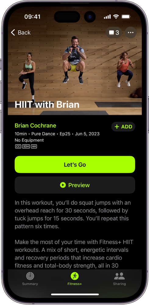 Apple Fitness+ skjermen som viser en treningsøkt. Et bilde av trenere som gjennomfører en treningsøkt, vises øverst på skjermen. Tittelen på treningsøkten og navnet på treneren som leder økten, vises i midten. Knappene for å starte og forhåndsvise treningsøktene vises over øktdetaljene.