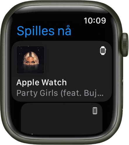 Spilles nå-appen som viser en liste over enheter. Musikk som spilles av på Apple Watch vises øverst på listen. En iPhone-oppføring vises under.