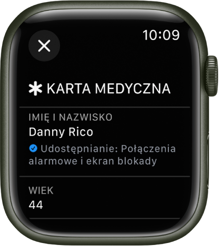 Ekran karty medycznej na Apple Watch, wyświetlający imię, nazwisko oraz wiek użytkownika. Poniżej nazwiska widoczna jest ikona zaznaczenia, która oznacza, że karta medyczna jest udostępniana na ekranie blokady. W lewym górnym rogu widoczny jest przycisk Zamknij.