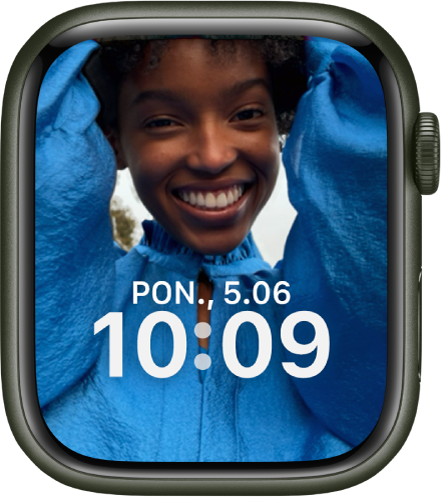 Tarcza Portrety wyświetlająca zdjęcie ze zsynchronizowanego albumu zdjęć. Data i godzina widoczna jest w dolnej części ekranu.