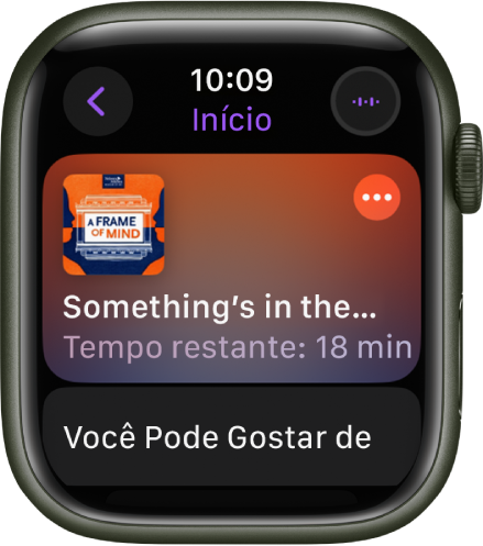 App Podcasts no Apple Watch mostrando a tela Início, com a capa de um podcast. Toque na capa para reproduzir um episódio.