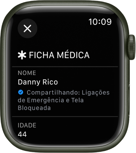 Tela da Ficha Médica no Apple Watch, mostrando o nome e a idade do usuário. Há uma marca de verificação abaixo do nome, indicando que a Ficha Médica está sendo compartilhada na tela bloqueada. O botão Fechar está na parte superior esquerda.