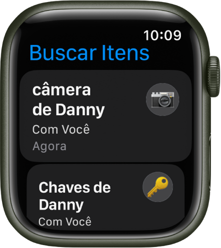 O app Buscar Itens mostra que os AirTags presos a uma câmera e chaves estão com você.