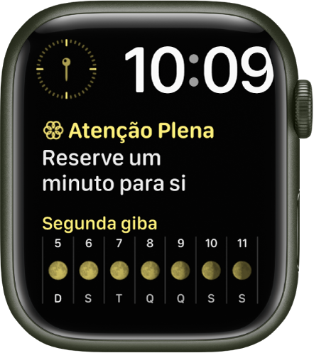 O mostrador “Modular duplo” com um relógio digital no canto superior direito e três complicações: “Bússola” encontra-se no canto superior esquerdo, “Atenção plena” ao centro e “Fase da lua” na parte inferior.