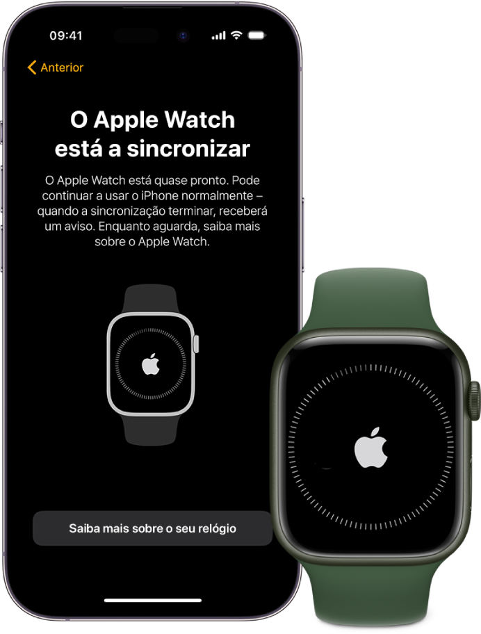Um iPhone e um Apple Watch, lado a lado. O ecrã do iPhone apresenta “O Apple Watch está a sincronizar”. O Apple Watch mostra o progresso da sincronização.