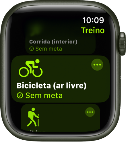 O ecrã Treino com o treino de bicicleta ao ar livre destacado. Um botão Mais no canto superior direito do mosaico de treino.
