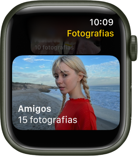 A aplicação Fotografias no Apple Watch, com um álbum chamado “Amigos”.