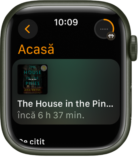 Ecranul Acasă din aplicația Cărți audio. Butonul Ascultați acum se află în dreapta sus. Cartea în curs de redare este prezentată în mijloc, cu timpul rămas afișat sub titlu.