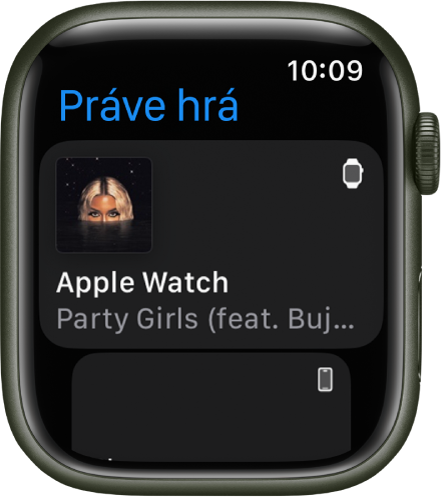 Apka Práve hrá so zoznamom zariadení. Hudba prehrávaná na Apple Watch je na začiatku zoznamu. Pod tým je uvedený iPhone.