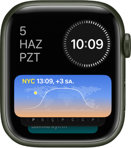 Apple Watch’taki Akıllı Gruplama üç araç takımını gösteriyor: Sol üstte gün ve tarih, sağ üstte dijital saat, ortada ise Dünya Saati.