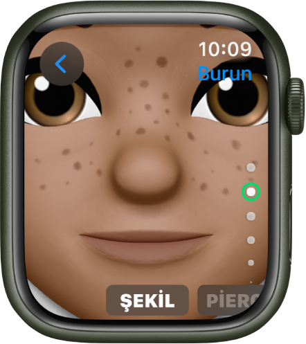 Apple Watch’taki Memoji uygulaması Burun düzenleme bölümünü gösteriyor. Yüz yaklaştırılmış ve burun ortalanmış durumda. En altta Şekil sözcüğü görünüyor.