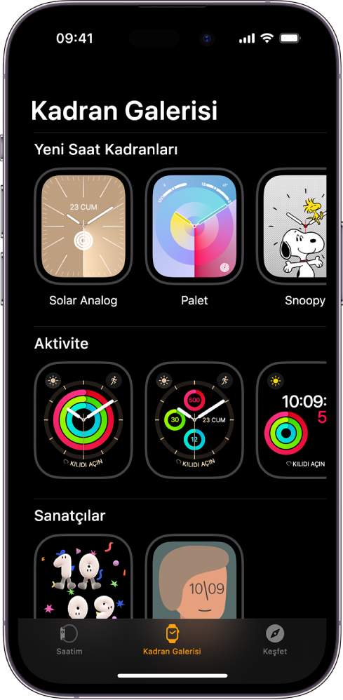 Kadran Galerisi açık olan Apple Watch uygulaması. Üst satırda yeni kadranlar gösteriliyor, sonraki satırlar saat kadranlarını türe göre gruplanmış olarak (örneğin Aktivite ve Sanatçılar) gösteriyor. Türe göre gruplanmış daha fazla kadran görmek için kaydırabilirsiniz.