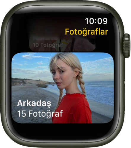 Apple Watch’taki Fotoğraflar uygulaması Arkadaşlar adlı bir albümü gösteriyor.