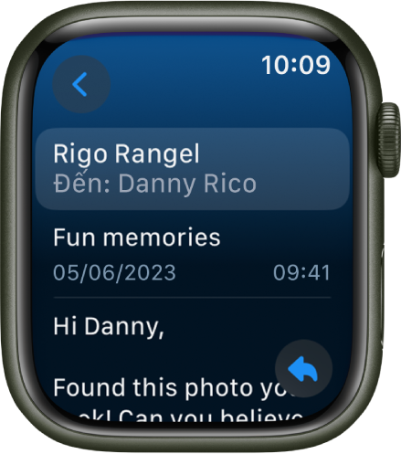 Một email được mở trong ứng dụng Mail. Tên của người nhận xuất hiện ở trên cùng, chủ đề, ngày và giờ ở bên dưới; và sau đó là nội dung của thư ở gần dưới cùng. Một nút Trả lời ở dưới cùng bên phải và một nút Quay lại ở trên cùng bên trái.