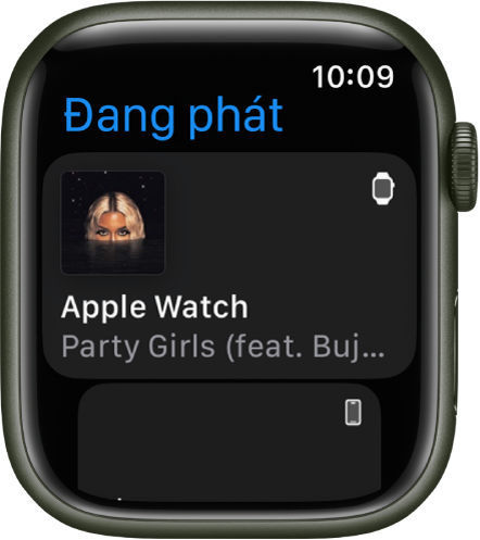 Ứng dụng Đang phát đang hiển thị một danh sách các thiết bị. Nhạc đang phát trên Apple Watch ở trên cùng của danh sách. Một mục nhập iPhone ở bên dưới.