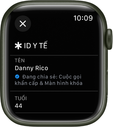 Màn hình ID y tế trên Apple Watch đang hiển thị tên và tuổi của người dùng. Một dấu chọn ở bên dưới tên, cho biết rằng ID y tế đang được chia sẻ trên màn hình khóa. Một nút Đóng ở trên cùng bên trái.