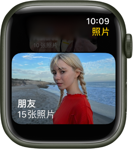 Apple Watch 上的“照片” App 显示名为“朋友”的相簿。