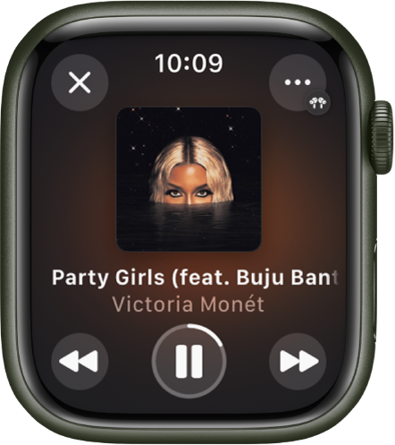 「音樂」App 中的「播放中」畫面。專輯封面位於中間，歌曲名稱和藝人位於下方。螢幕底部為「上一首」、「播放/暫停」和「下一首」按鈕。「更多選項」按鈕位於右上方。「返回」按鈕位於左上角。