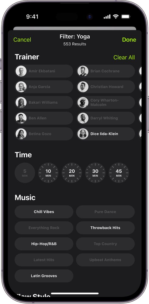 Apple Fitness+ 畫面顯示排序和過濾體能訓練的選項。螢幕頂端顯示教練列表。時間週期在螢幕的中央。時間下方為音樂類型列表。