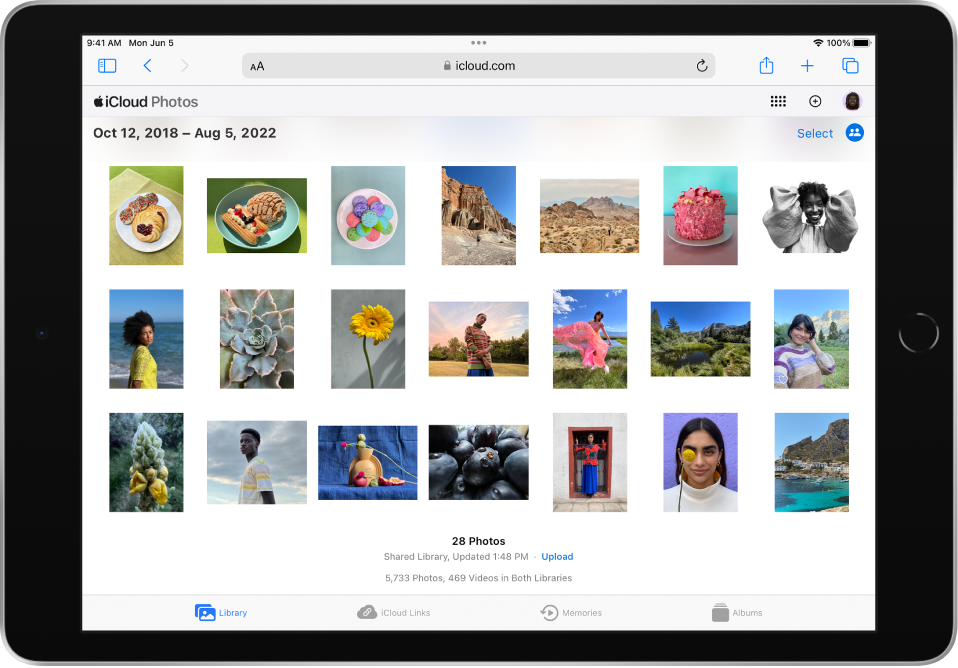 La app Fotos se abre en un iPhone, iPad y Mac. Se pueden ver las mismas colecciones en Recuerdos: “Aventura en la India” y “Viaje del siglo”.