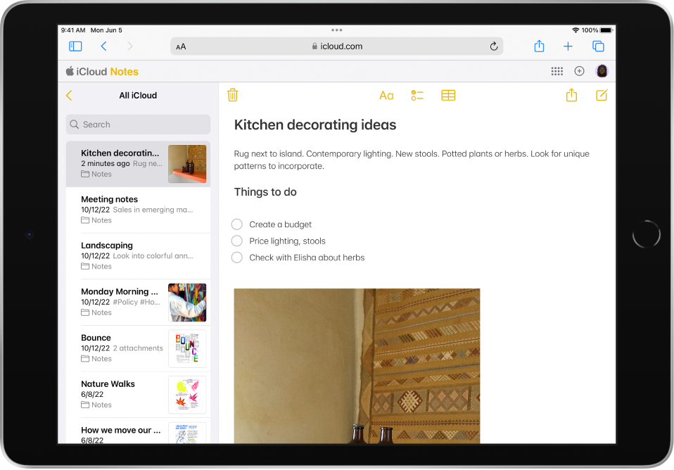 标题为“Kitchen remodel ideas”的 iCloud 备忘录。其中包括一个名为“Things to do”的核对清单，并有两个项目已被划掉。