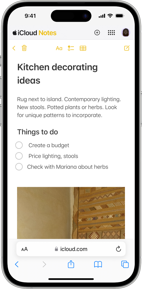 ‘주방 리모델링 아이디어’라는 제목의 iCloud 메모에 두 항목이 선택되어 있는 ‘할 일’이라는 체크 리스트가 있습니다.