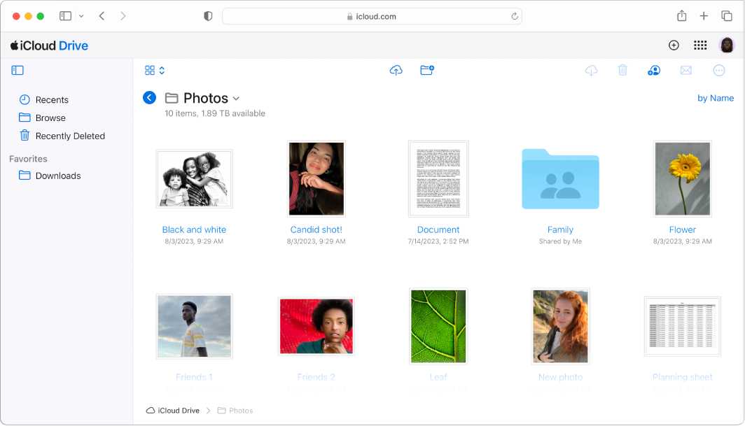 Dossier iCloud Drive appelé « My Photography » (Mes photos) contenant des photos et des sous‑dossiers.