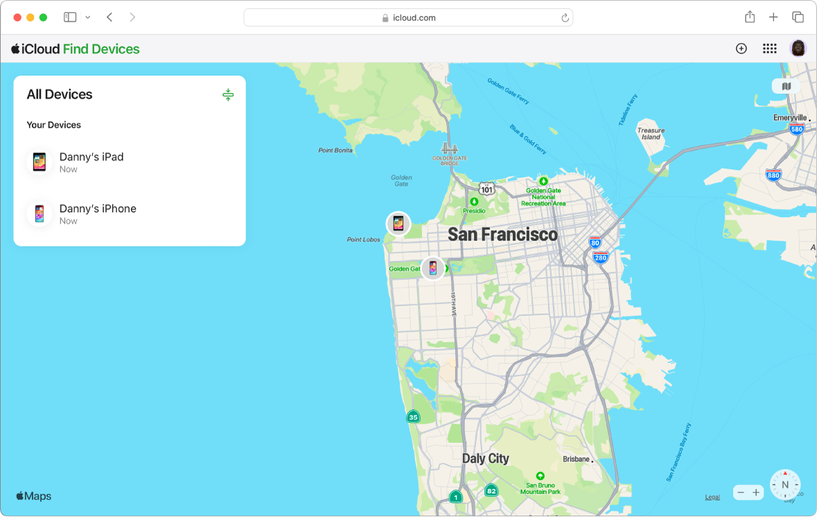 在 Mac 上的 Safari 浏览器中打开的 iCloud.com 上的“查找设备”。旧金山地图上显示了两台设备的位置。