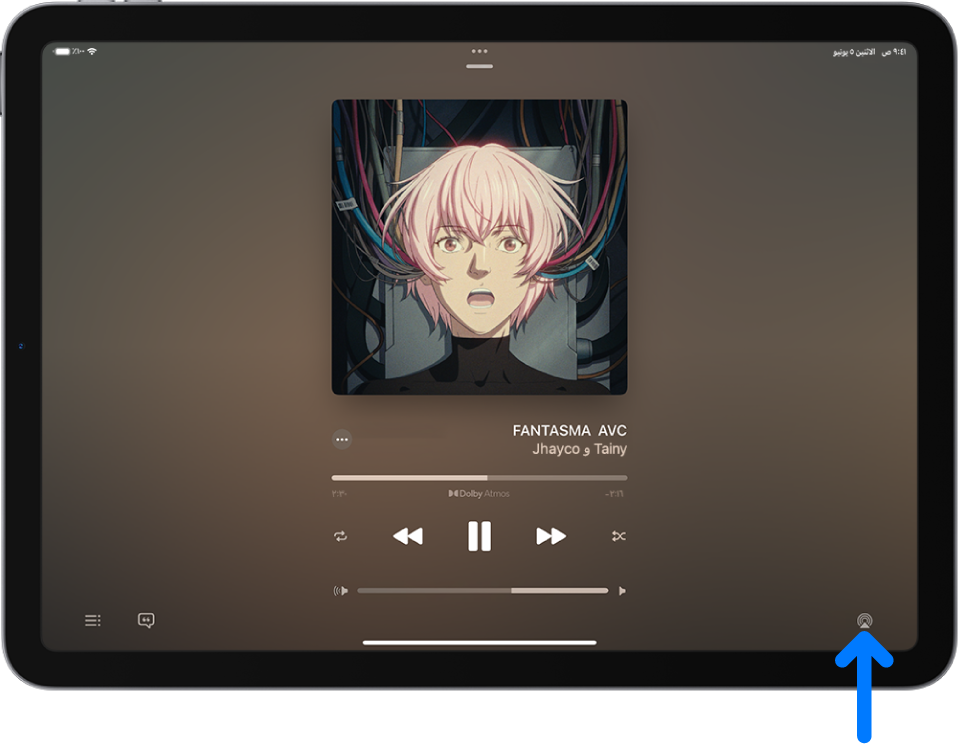 عناصر التحكم في التشغيل لأغنية ما، ومنها زر وجهة التشغيل في الجزء السفلي من الشاشة.