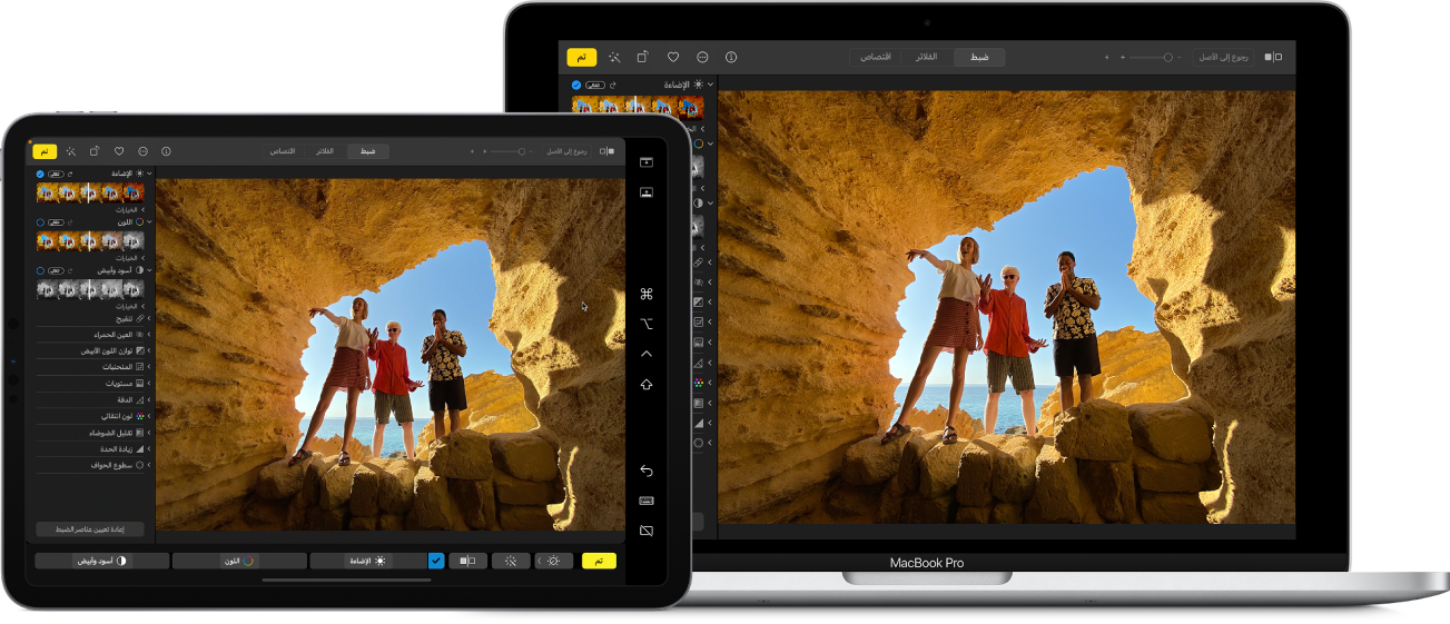 شاشة Mac بجوار شاشة iPad. تعرض كلتا الشاشتين نافذة من أحد تطبيقات تعديل الصور.