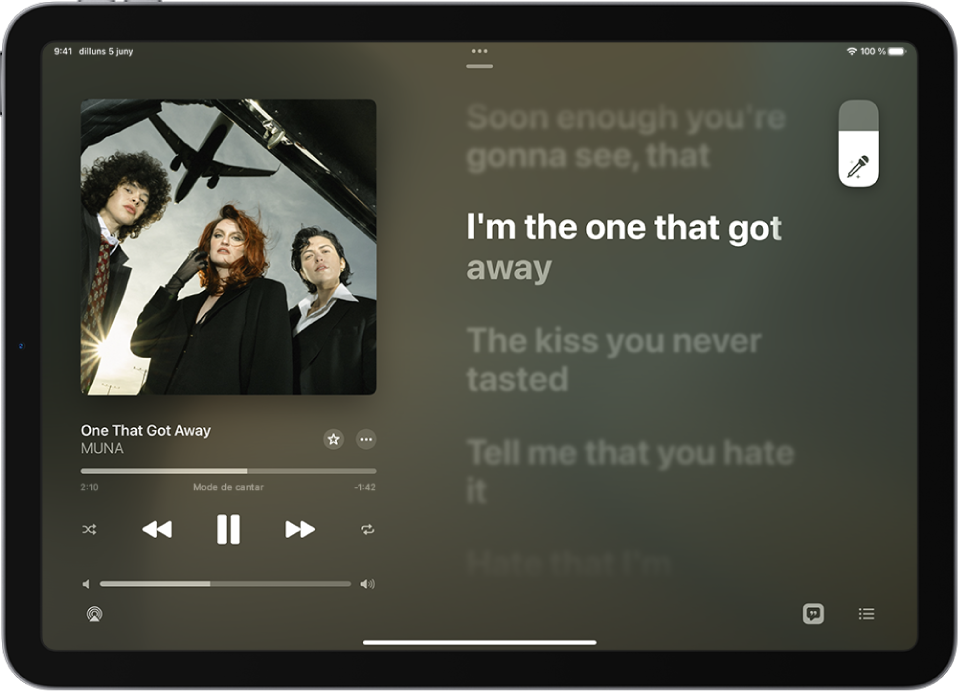 La pantalla “S’està reproduint” mostra la lletra d’una cançó amb la barra de l’Apple Music Sing a dalt a la dreta.