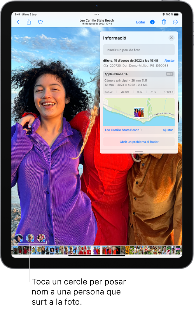 A la pantalla de l’iPad es mostra una foto oberta a l’app Fotos. A l’angle inferior esquerre de la foto hi ha signes d’interrogació al costat de les persones que apareixen a la foto.