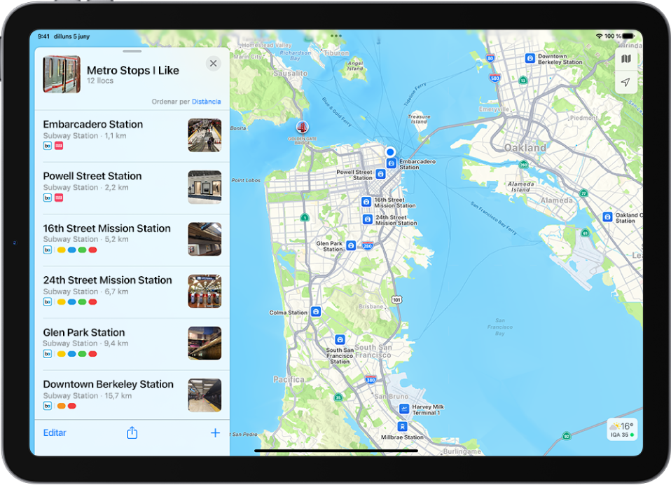 Guia personalitzada creada amb “Les meves guies” a l’app Mapes de l’iPad en què es mostra una llista dels llocs a l’esquerra i les seves ubicacions marcades al mapa a la dreta.