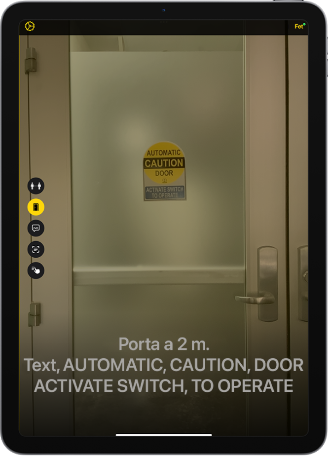 Pantalla de l’app Lupa en mode de detecció que mostra una porta. A la part inferior, hi ha una descripció de la distància en què es troba i el text que té.