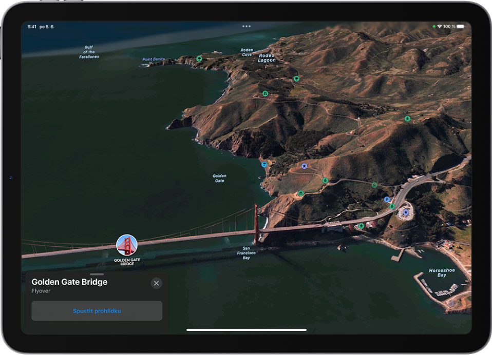 Probíhající prohlídka Flyover s 3D záběrem významného objektu v krajině z nadhledu a tlačítkem pro nové spuštění prohlídky