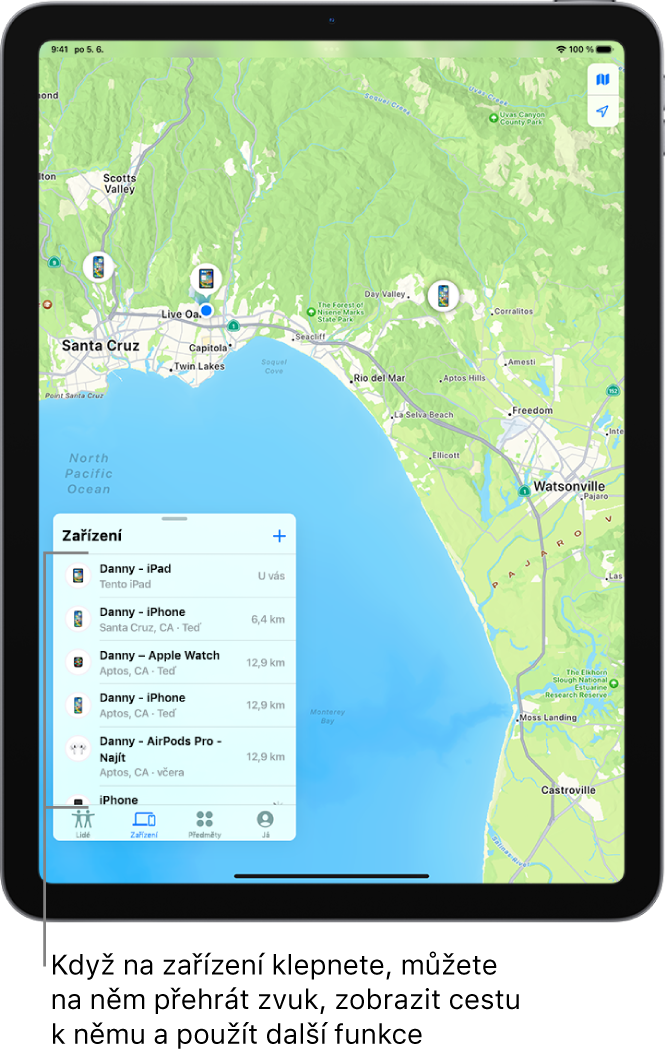 Obrazovka Najít s otevřeným seznamem Zařízení. Na seznamu zařízení je vidět Dannyho iPad, Dannyho iPhone, Dannyho Apple Watch a Dannyho AirPody Pro. Na mapě Santa Cruz je vidět jejich poloha.