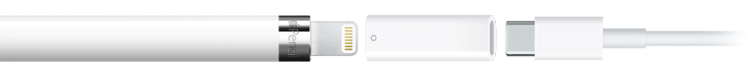 Tužka Apple Pencil 1. generace připojená k adaptéru USB‑C – Apple Pencil. Druhá strana adaptéru je propojená s nabíjecím USB‑C kabelem.