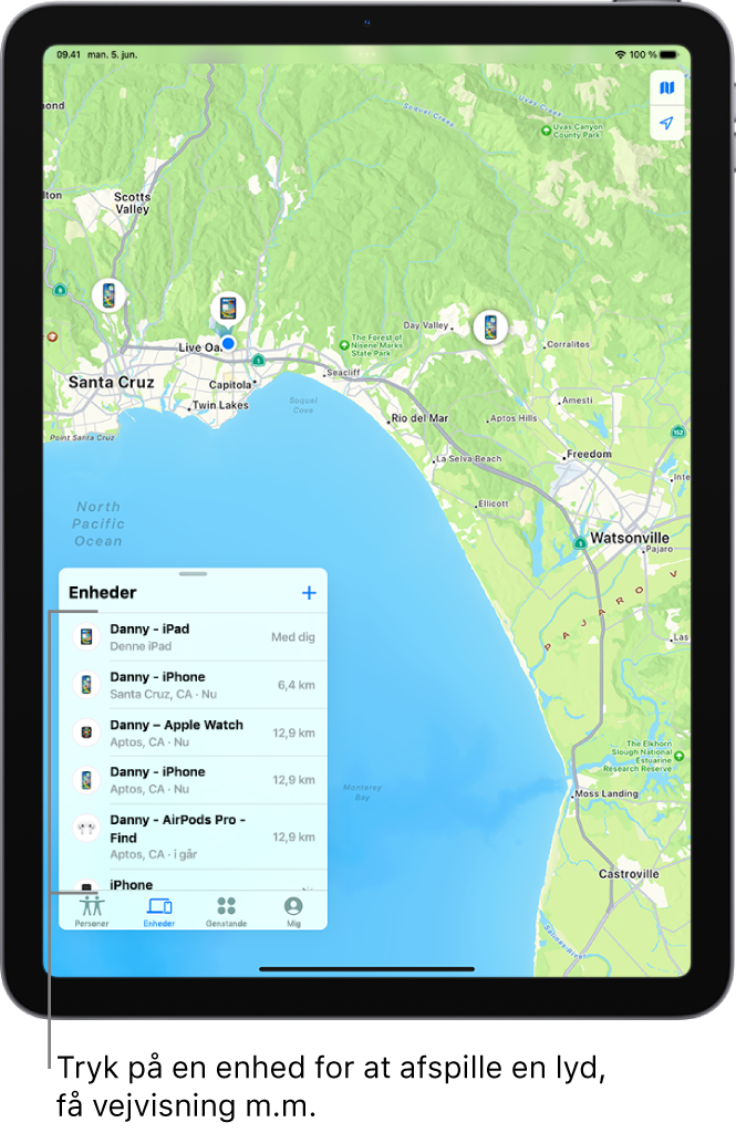 Skærmen Find med listen Enheder åben. De angivne enheder omfatter iPad tilhørende Daniel, iPhone tilhørende Daniel, Apple Watch tilhørende Daniel og AirPods Pro tilhørende Daniel. Deres lokalitet vises på et kort over Santa Cruz.