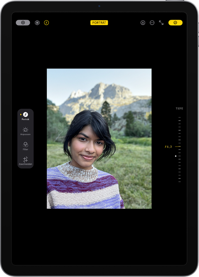 Der Bildschirm „Bearbeiten“ für ein Foto im Porträtmodus in der App „Fotos“. In der Mitte des Bildschirms wird ein Porträtfoto angezeigt. Auf der rechten Seite des Bildschirms ist ein Schieberegler für die Tiefeneffektanpassung. Auf der linken Seite des Bildschirms befinden sich die Tasten „Porträt“, „Anpassen“, „Filter“ und „Zuschneiden“. Die Taste „Porträt“ ist ausgewählt.