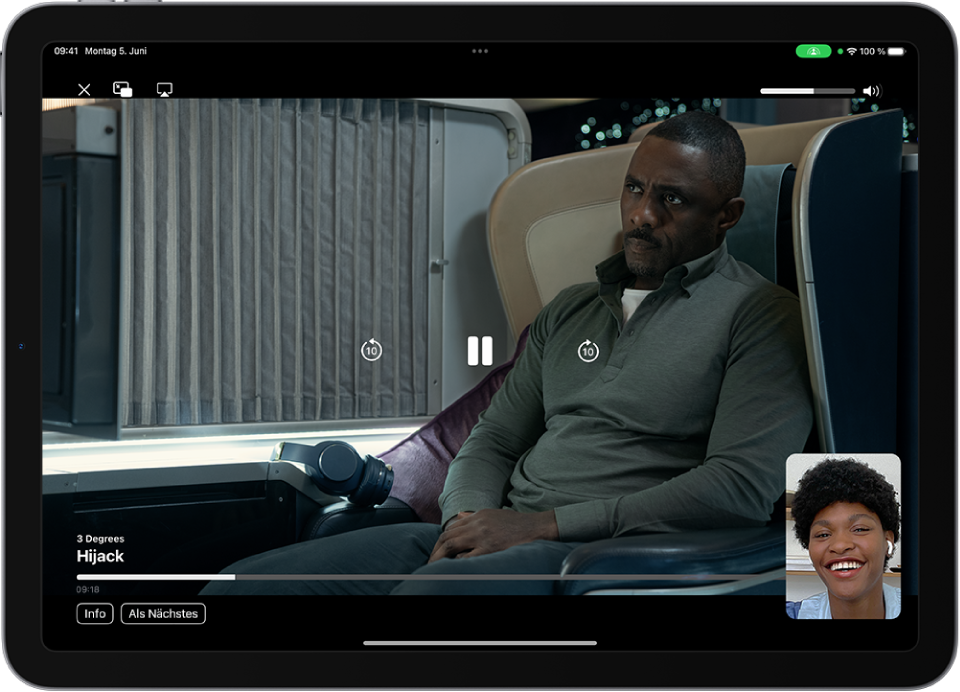 Eine SharePlay-Sitzung in einem FaceTime-Anruf mit „Apple TV+“-Videoinhalten, die im Anruf geteilt werden. Die Person, die den Inhalt teilt, wird im kleinen Fenster angezeigt, während das Video den Rest des Bildschirms ausfüllt. Die Steuerelemente für die Wiedergabe liegen über dem Video.