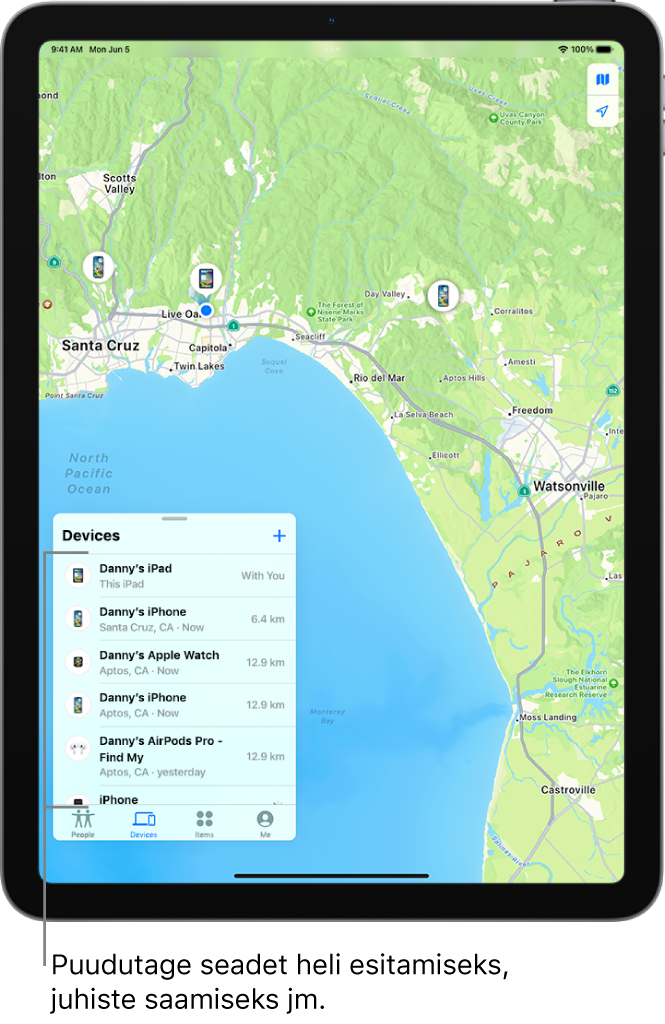 Kuvas Find My on avatud loend Devices. Loetletud seadmete hulgas on Danny’s iPad, Danny’s iPhone, Danny’s Apple Watch ja Danny’s AirPods Pro. Nende asukohti kuvatakse Santa Cruzi kaardil.