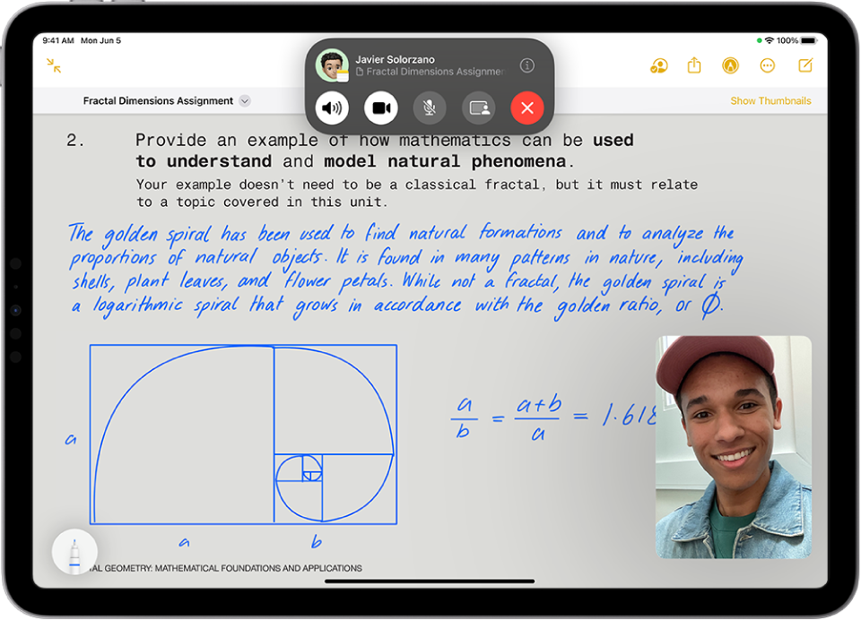FaceTime'i kõne SharePlay seansiga, milles jagatakse teenuse Apple TV+ videosisu. Ekraani ülaosas kuvatakse FaceTime'i juhikuid, nende all esitatakse videot ning ekraani allservas on taasesituse juhtnupud.