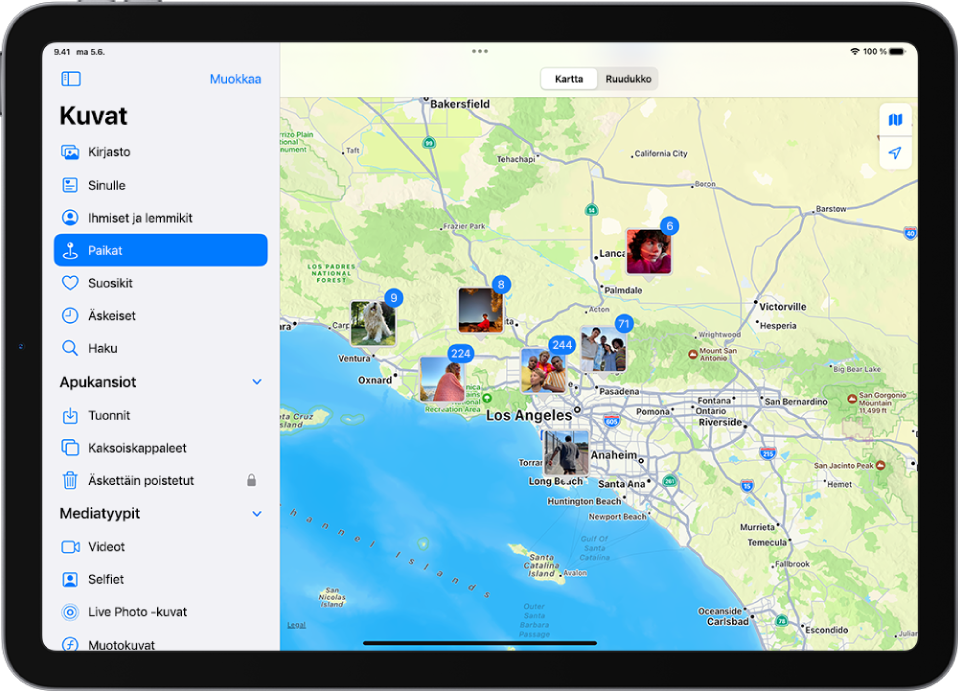 Sivupalkissa iPadin näytön vasemmassa reunassa on valittuna Paikat. Muualla näytössä on kartta, jossa näkyy kussakin paikassa otettujen kuvien lukumäärä.