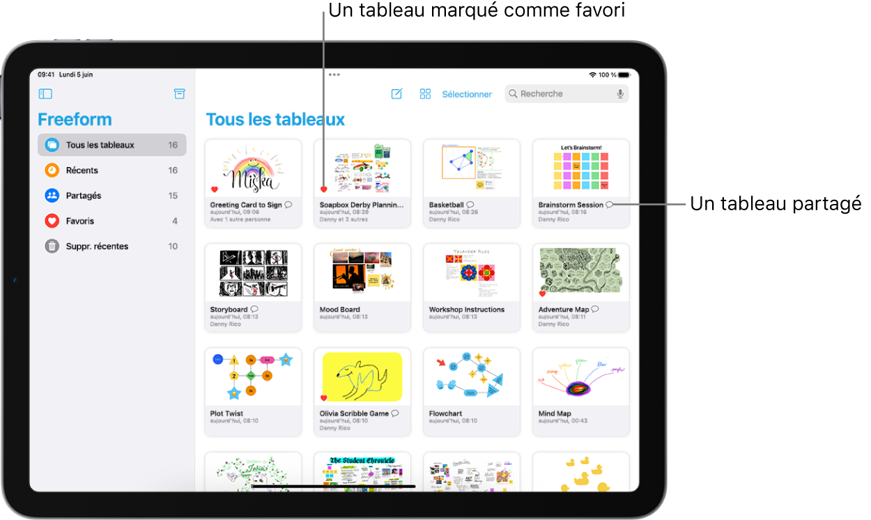 L’app Freeform est ouverte sur un iPad. L’option Tous les tableaux est sélectionnée dans la barre latérale et des vignettes de tableaux apparaissent à droite.