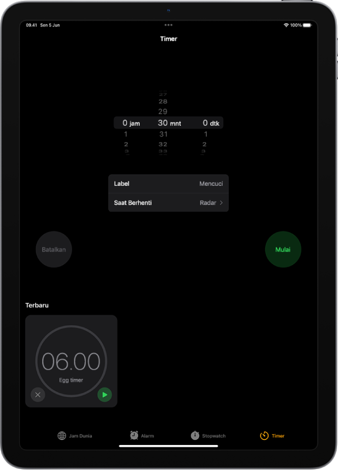 Tab Timer menampilkan pengaturan untuk mengatur timer. Timer yang baru dibuat berada di bawah pengaturan timer. Tombol Jam Dunia, Alarm, Stopwatch, dan Timer terletak di bagian bawah.