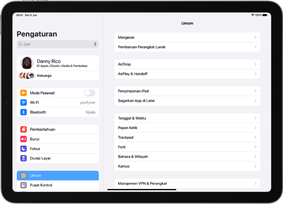 Layar Utama iPad dengan beberapa ikon app, meliputi ikon app Pengaturan, yang dapat Anda ketuk untuk mengubah volume bunyi, kecerahan layar iPad Anda, dan lainnya.