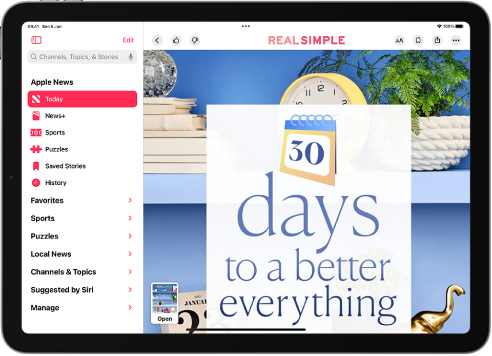 Tulisan majalah dari Apple News+, dengan gambar mini majalah di pojok kiri bawah. Bar samping berada di sebelah kiri dengan Today disorot.