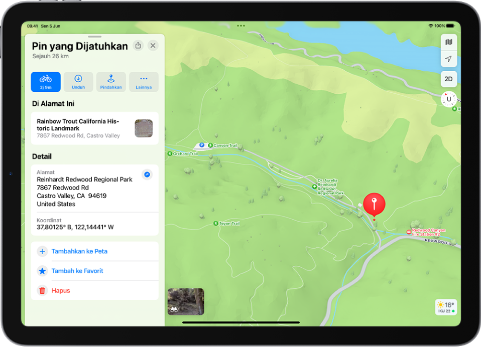 iPad dengan peta menampilkan pin yang dijatuhkan di taman. Kartu meliputi tombol untuk mendapatkan petunjuk arah ke pin, mengunduh area sekitar, atau memindahkannya.